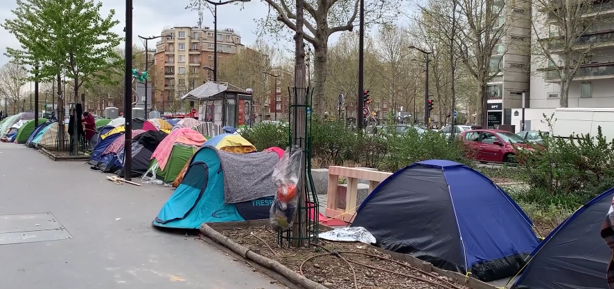 Paris : le camp de migrants du boulevard Macdonald grossit de jour en jour