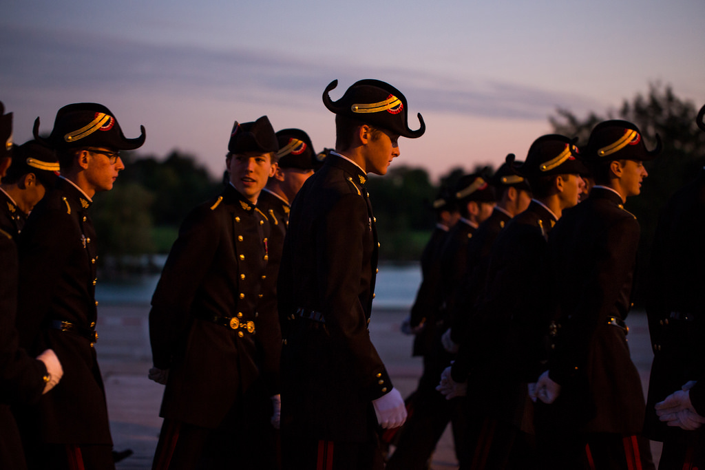 Saints patrons et traditions militaires font débat à l’Assemblée