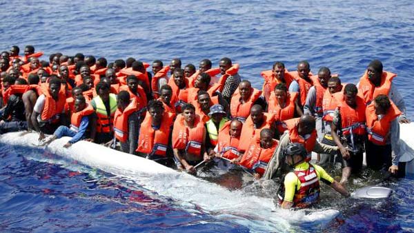 Les navires conduisant les migrants dans des ports italiens menacés d'amende