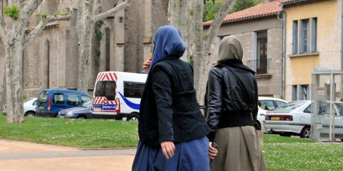 L’interdiction du voile lors des sorties scolaires ravive le débat