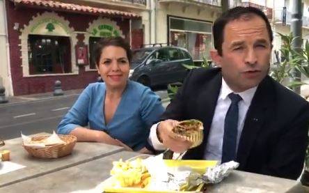 Benoît Hamon se ridiculise publiquement en brandissant un Kebab face à Robert Ménard en plein Ramadan (Vidéo)
