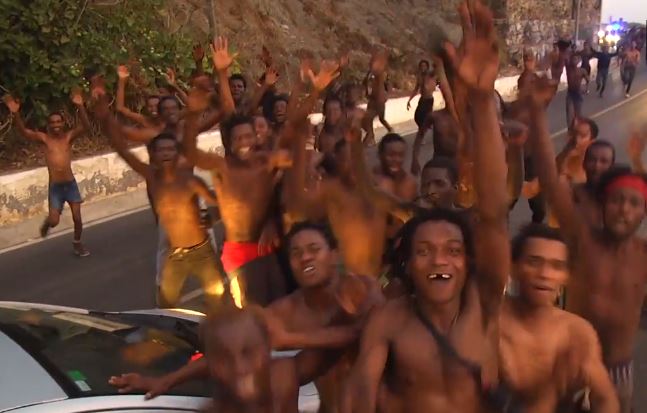250 clandestins prennent d'assaut la clôture de 6 mètres de haut de l'exclave espagnole de Ceuta (Vidéo)
