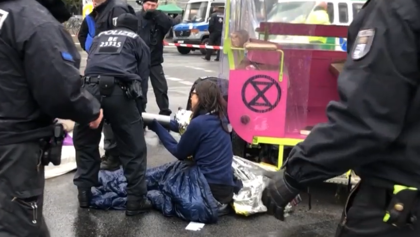 Extinction Rebellion: des militants évacués d'un croisement de Berlin