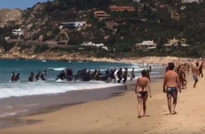 Grèce : 650 migrants débarquent de 16 canots en une heure sur l'île de Lesbos