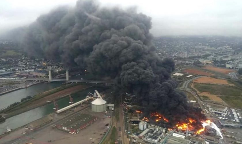 Incendie de Rouen : policiers et pompiers se plaignent de nausées et de vomissements