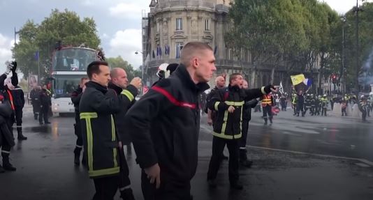 Le pompier blessé qui avait insulté Emmanuel Macron après la manifestation du 15 octobre à Paris a été suspendu