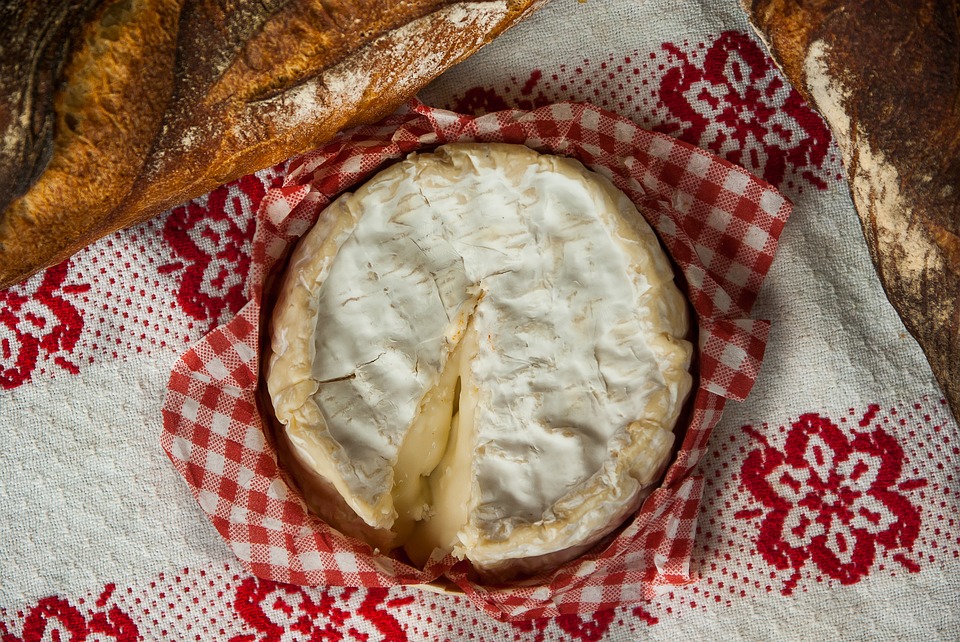 Le camembert de Normandie restera au lait cru