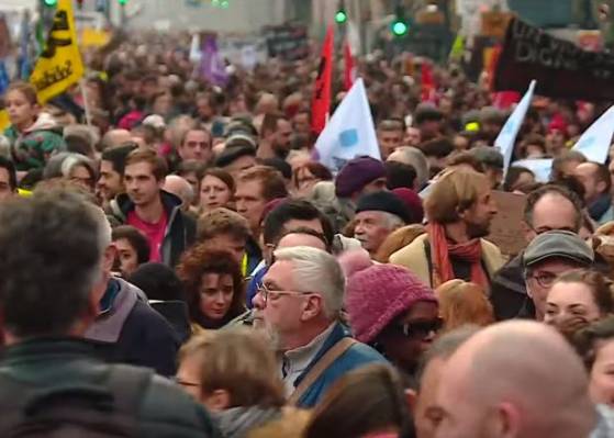 Retraites: une majorité de Français soutient toujours la grève, mais voudrait qu'elle s'arrête, selon un sondage