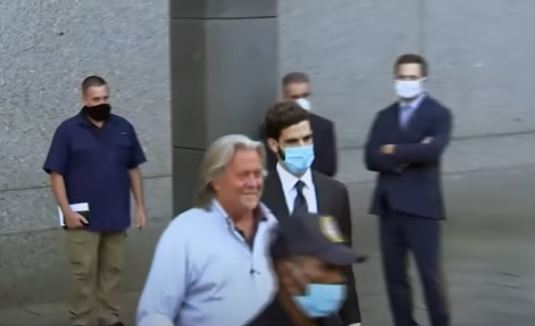 Après son inculpation pour détournement de fonds, Steve Bannon dénonce une «cabale politique»