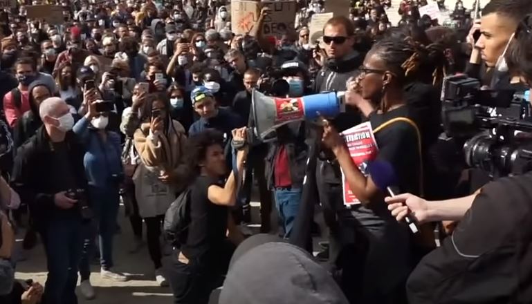Franceinfo explique comment participer "en toute sécurité" à la manifestation interdite pour Adama Traoré... puis s'excuse