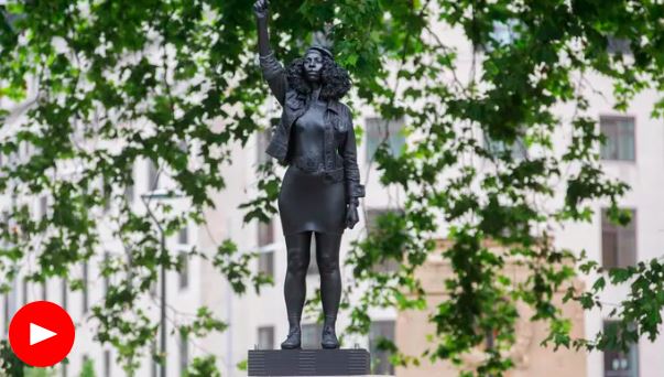 Royaume-Uni: la statue d'une manifestante Black Lives Matter remplace celle d'Edward Colston