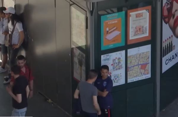 “Mineurs isolés” étrangers à Paris. témoignage de riverains qui sont à bout: “Ils s’attaquent à tout le monde, ils cherchent une proie, même une petite vieille”