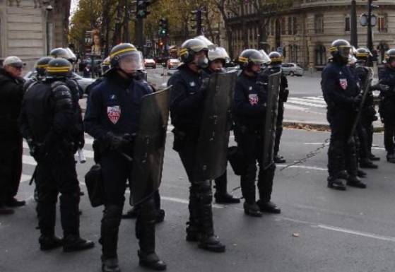 Gérald Darmanin n'exclut pas d'envoyer les forces de l'ordre contre les "prières de rue" catholiques