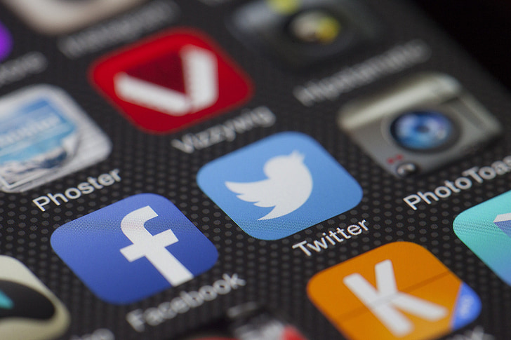 Le gouvernement accorde 2,8 millions d'euros à trois spécialistes des réseaux sociaux afin de soigner sa réputation sur internet à un an de l'élection présidentielle