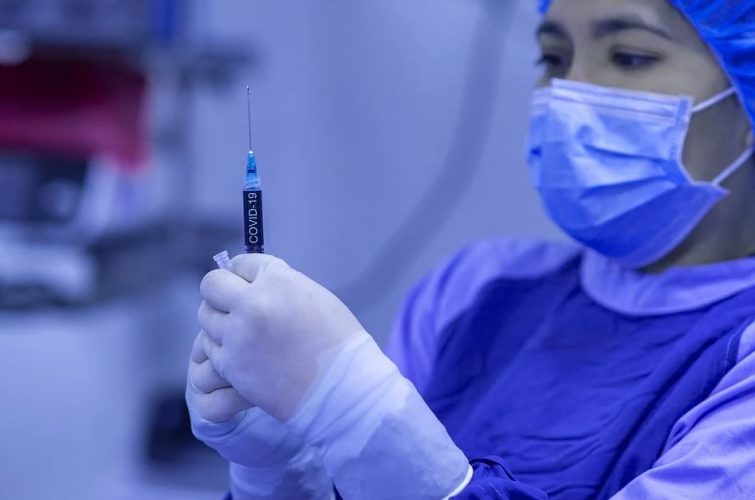 Covid-19 : une étude britannique publiée dans la revue médicale "The Lancet" affirme que les vaccinés transmettent autant le variant Delta que les non-vaccinés