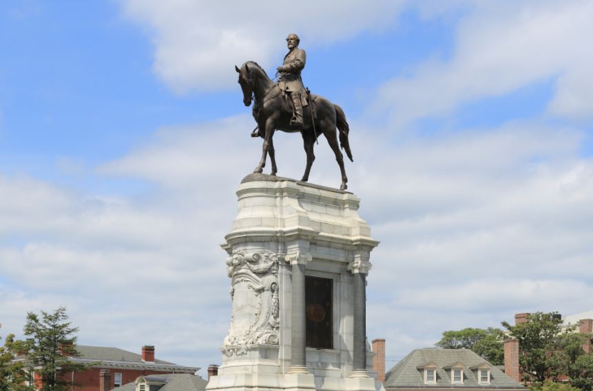 États-Unis : la statue du général confédéré Robert E. Lee déboulonnée à Richmond (Virginie)