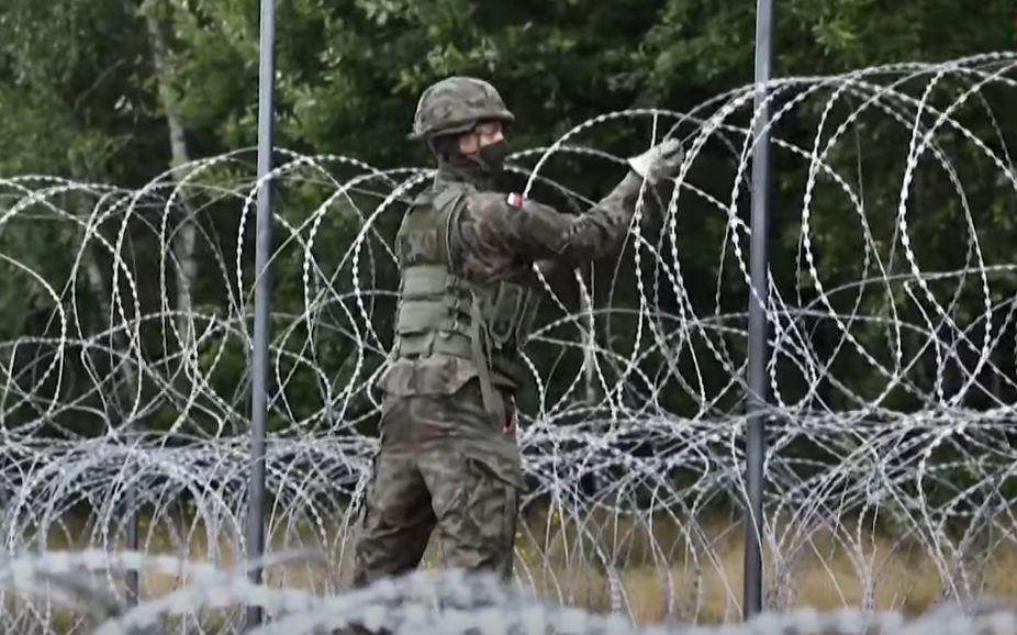 Immigration : La Pologne met en place une clôture en barbelés anti-migrants