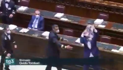 Italie : des députés opposés au pass sanitaire manifestent dans l'hémicycle du Parlement