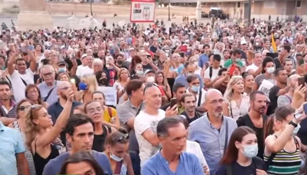 Italie : plusieurs milliers de personnes rassemblées contre le pass sanitaire