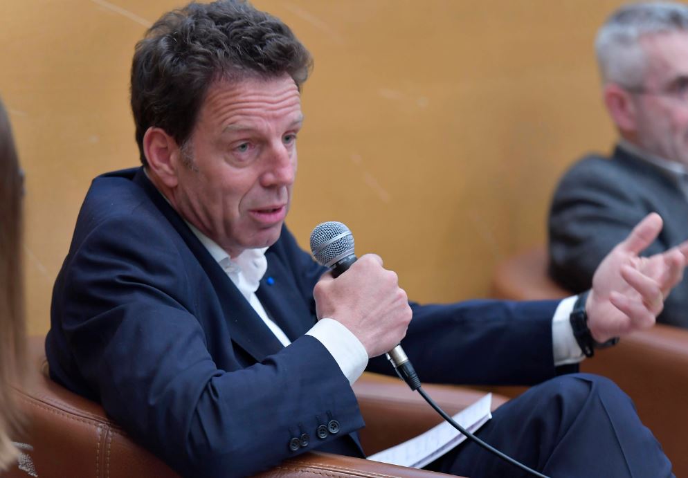 Le président du Medef demande l'arrêt du pass sanitaire dans les centres commerciaux en raison d'une chute majeure des ventes