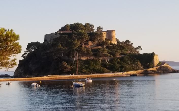 Un touriste condamné à 1000 euros d'amende avec sursis pour avoir insulté Emmanuel Macron depuis un bateau