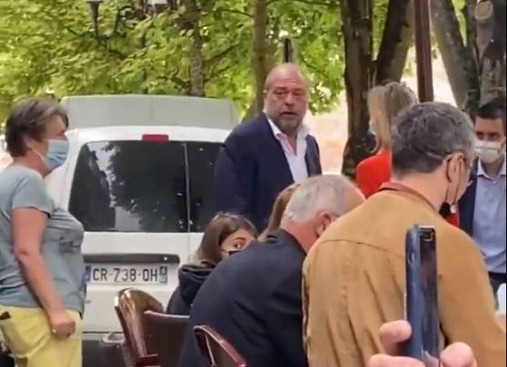 Gros accrochage en terrasse entre Damien Rieu (RN) et le ministre de la Justice Eric Dupont-Moretti (Vidéo)