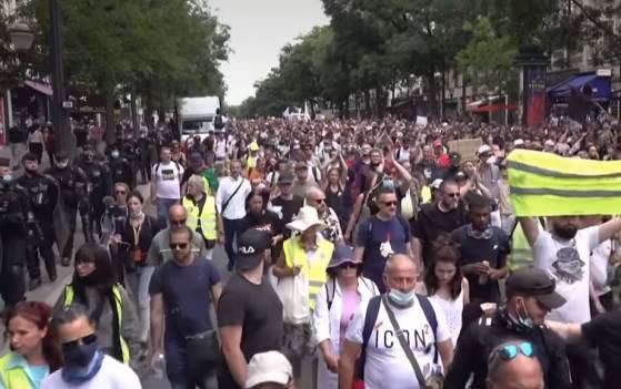 35% des Français soutiennent le mouvement de contestation contre le pass sanitaire, selon un sondage. "On n’est pas dans la marginalité ou dans l’anecdotique", estime J.-P. Dubrulle, directeur d'études à l'Ifop