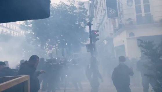 Des affrontements éclatent entre manifestants et forces de l'ordre dans un rassemblement anti-pass sanitaire à Paris