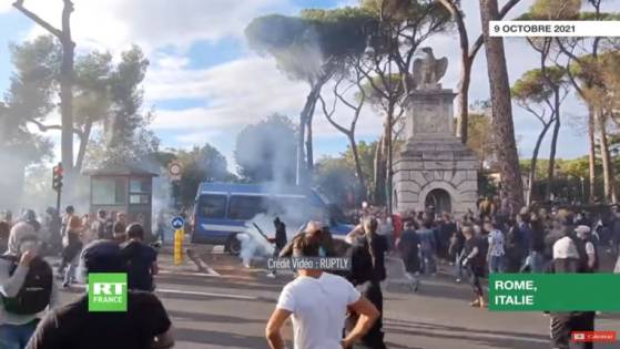 Italie : Affrontements à Rome entre forces de l'ordre et opposants au pass sanitaire (Vidéo)