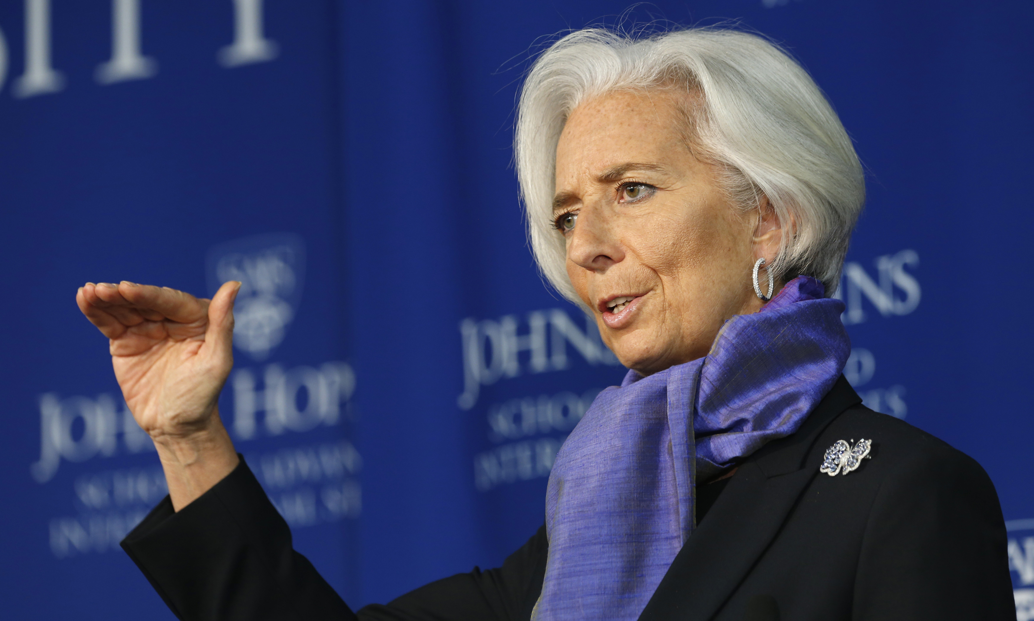 Emmanuel Macron décore discrètement la présidente de la Banque centrale européenne Christine Lagarde à l'Élysée
