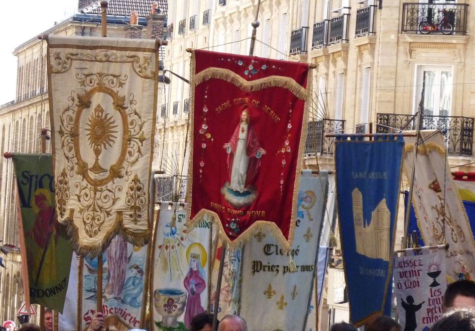 « Sur le Coran, je vais t’égorger » : des catholiques victimes de menaces de mort lors d'une procession à Nanterre