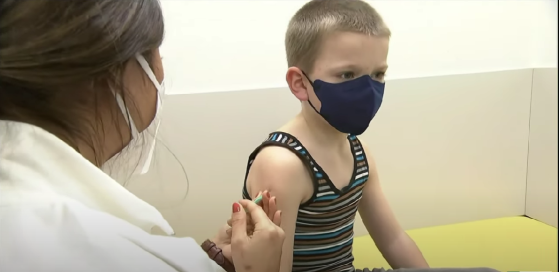 Covid-19 : Le Comité national d'éthique donne son feu vert à la vaccination des 5-11 ans, mais exclut une obligation vaccinale et un "pass sanitaire" pour les enfants