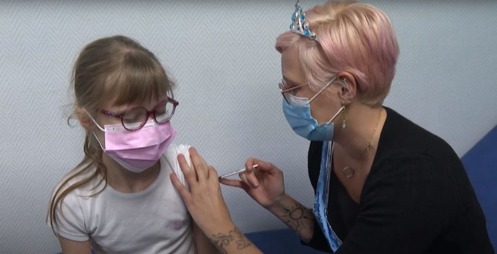 Vaccination des enfants : selon l'OMS il n'y a "pas de preuve" de la nécessité d'un rappel vaccinal