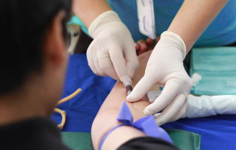 Dès le 24 avril, les infirmiers pourront vacciner les personnes de plus de 16 ans, "sans prescription médicale préalable"