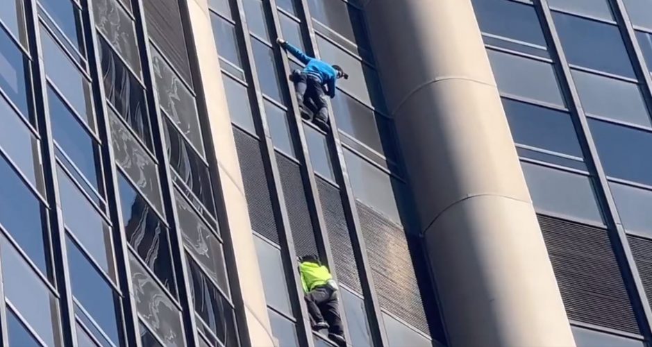Deux hommes grimpent la tour Montparnasse à Paris en soutien à l'Ukraine