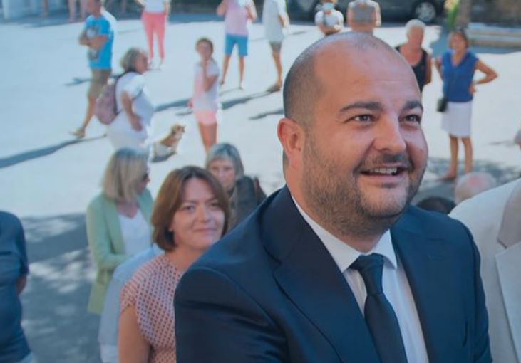 Fréjus : le maire David Racheline (RN) interdit le burkini dans les piscines et sur les plages de la commune