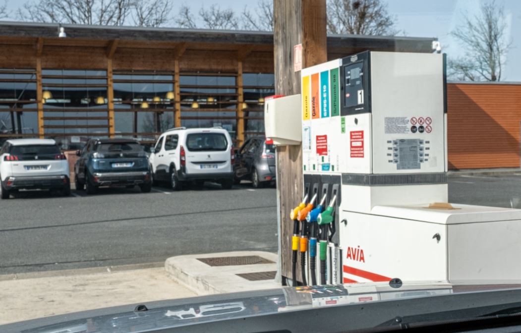 Le prix de l'essence continue de monter dans les stations-services en France, frôlant parfois les 3 euros le litre