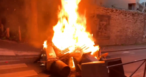 Rennes : 250 manifestants d'extrême gauche ont fêté la victoire d'Emmanuel Macron en cramant des poubelles