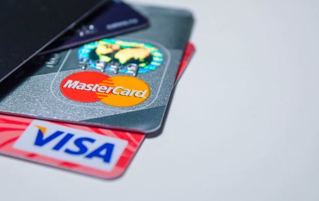 Visa et Mastercard ont annoncé la suspension de leurs opérations en Russie après l'invasion de l'Ukraine