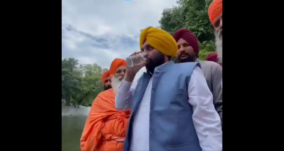 Inde : un ministre boit l'eau d'une rivière sacrée pour prouver sa propreté, il se retrouve hospitalisé