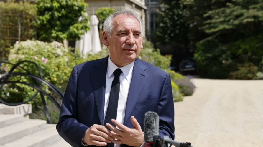Inscription de l'IVG dans la Constitution française, François Bayrou questionne son "utilité"