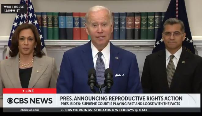 «Répète la ligne» : Joe Biden gaffe lors d'un discours en lisant une consigne écrite sur son prompteur