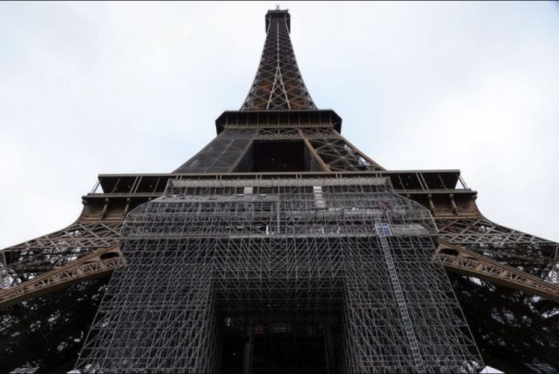 Mal entretenue, la Tour Eiffel menace-t-elle de s'effondrer ?