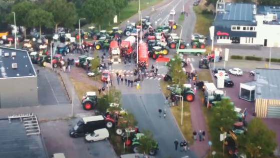 Pays-Bas : La police tire à balle réelle sur un tracteur en marge d'actions d'agriculteurs contre le nouveau plan du gouvernement de réduction des émission d'azote (Video)