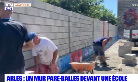 Arles : la mairie construit un mur d'école pare-balles pour protéger les élèves des trafiquants du quartier, après qu'un adolescent a été tué par une balle perdue