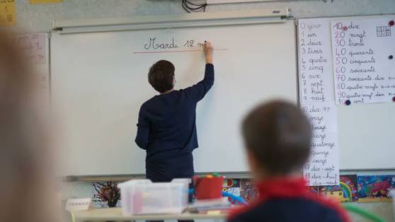 Les enseignants français en primaire ayant quinze ans d'expérience gagnent environ 20% de moins que la moyenne de l'OCDE