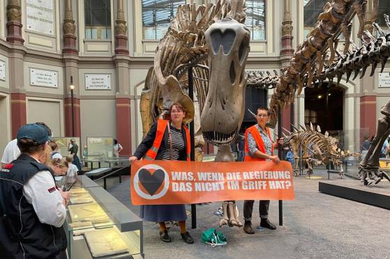 Allemagne : Deux activistes écologistes se collent à un poteau dans une exposition de dinosaure à Berlin