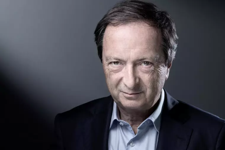 Leclerc met fin au prospectus papier : "50 000 tonnes, c'est l'équivalent de huit fois le poids de la tour Eiffel derrière nous" précise Michel-Edouard Leclerc