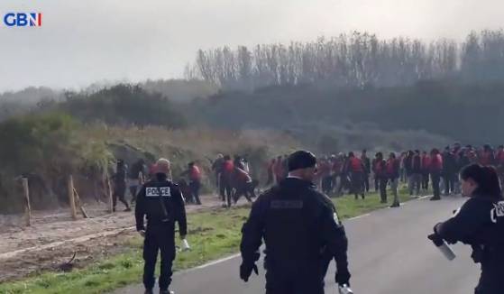 Gravelines (59) : Des groupes de clandestins affrontent la police après que les autorités françaises ont contrecarré leurs tentatives d’envoyer des dizaines de petits bateaux dans la Manche vers le Royaume-Uni (Vidéo)