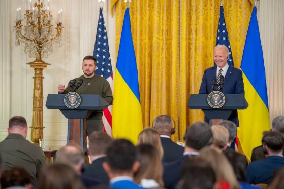 Etats-Unis : 45 milliards de dollars et une batterie de missiles anti-aériens "Patriot" pour l'Ukraine